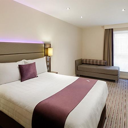 Premier Inn Premier Inn Bagshot Kültér fotó
