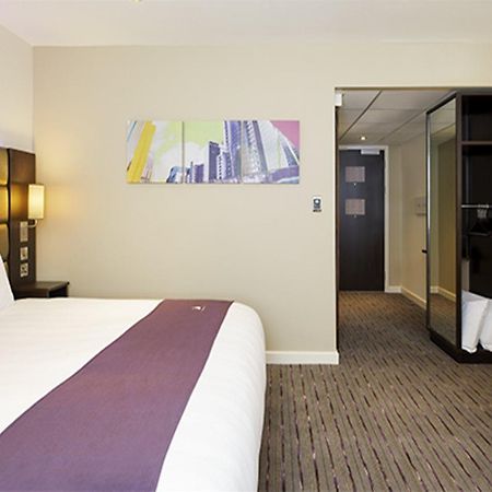 Premier Inn Premier Inn Bagshot Kültér fotó