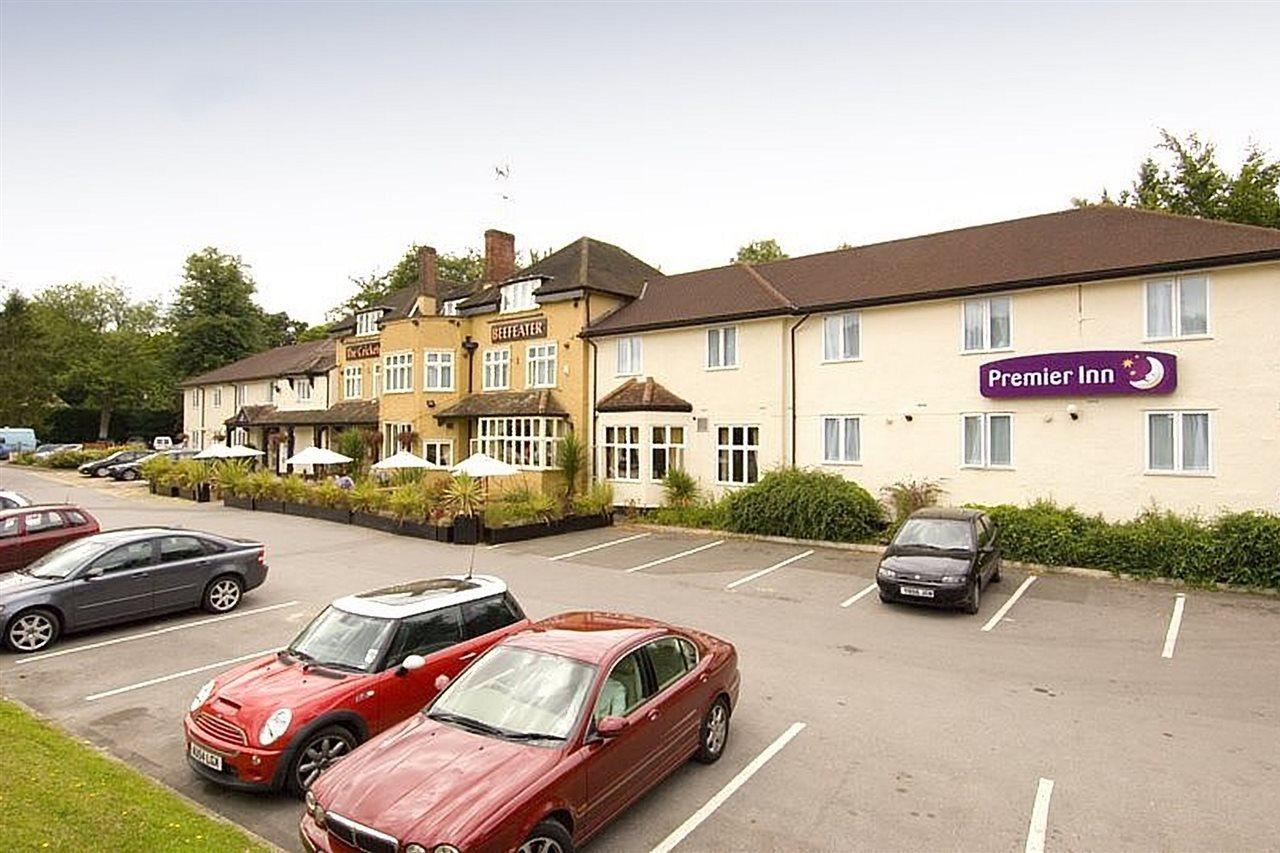 Premier Inn Premier Inn Bagshot Kültér fotó