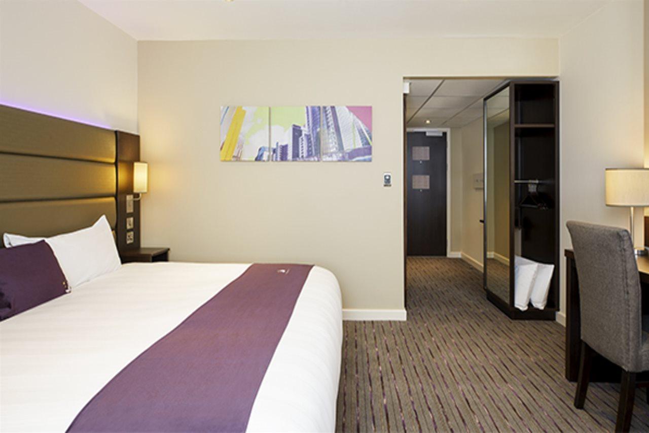 Premier Inn Premier Inn Bagshot Kültér fotó
