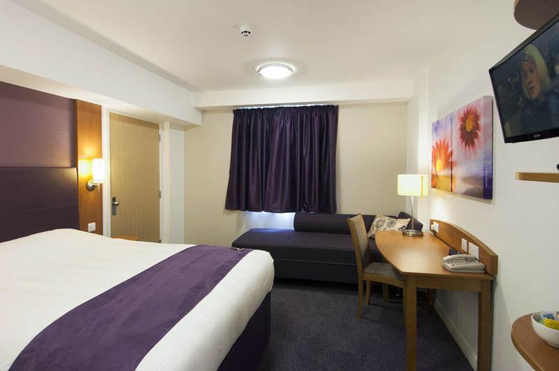Premier Inn Premier Inn Bagshot Kültér fotó